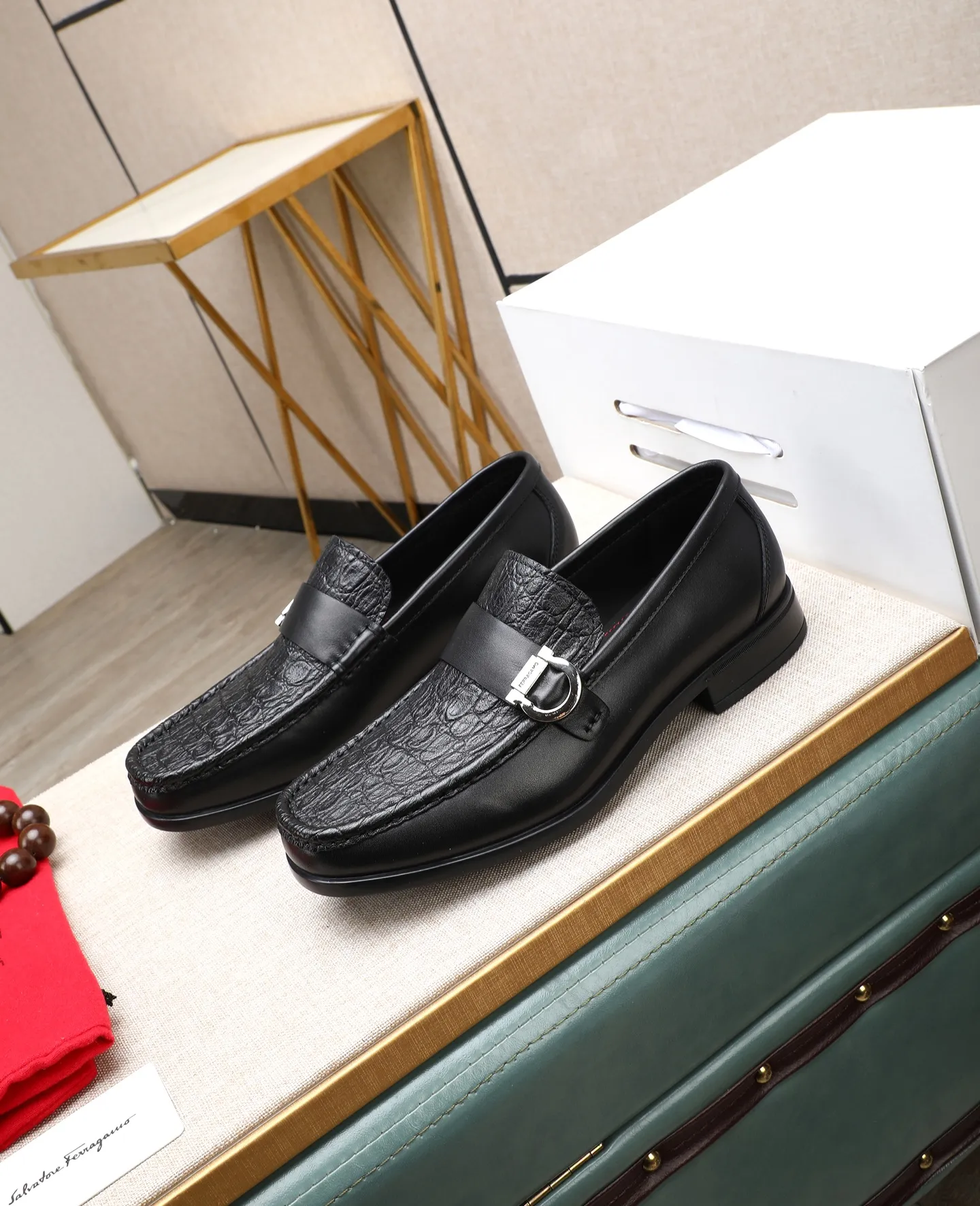 Men's clothing and shoes 💰700📛📛High-end goods! Salvatore Ferragamo is the world's top luxury footwear brand. It comes from Italy, the kingdom of fashion. It is famous all over the world for its traditional handmade design and novel styles... 🚶🏻🚶🏻 Top-quality suit shoes are sold simultaneously at the counter. This style is purely handmade. The fabric is imported Italian calfskin➕soft water-dyed cowhide lining. Specially available with original deep rubber outsole🌀🌀Size: 38➖44